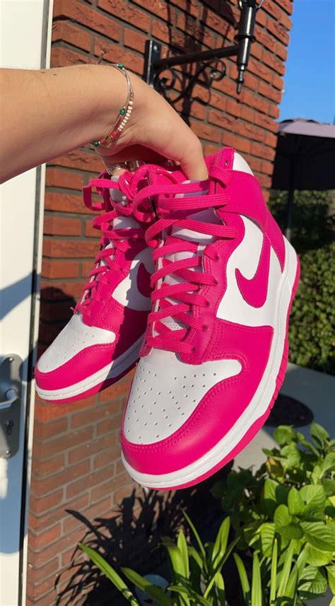 nike pink schwarze sohle|pink nike shoes.